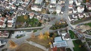 In der Verlängerung des Sonnenwegs, links vom Parkplatz, entsteht eine Unterführung für Velo und Fussgänger. Der Übergang Feldmühle (Bildmitte) wird aufgehoben. Die Barriere an der Signalstrasse wird durch die Unterführung überflüssig. (Bild: Hardy Buob)