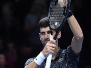 Applaus von und für den derzeit besten Spieler der Welt: Novak Djokovic in der Londoner O2 Arena (Bild: KEYSTONE/EPA/NEIL HALL)