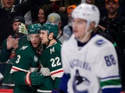 Nino Niederreiter (Nr. 22) feiert mit Teamkollege Charlie Coyle (Bild: KEYSTONE/FR51399 AP/ANDY CLAYTON-KING)