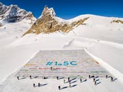 Die aus über 100'000 Einzelbotschaften zusammengesetzte Riesen-Postkarte auf dem Aletschgletscher. (Bild: KEYSTONE/EPA KEYSTONE/VALENTIN FLAURAUD)