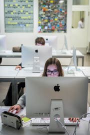 Typografie-Unterricht an der Schule für Gestaltung in St.Gallen. (Bild: Urs Bucher)