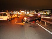 Am Ende auf dem Dach: Eine Lenkerin bemerkte die stehende Kolonne zu spät - mit ihrem Wagen prallte sie in den kleinen Lieferwagen, woraufhin ihr Auto abhob und sich überschlug