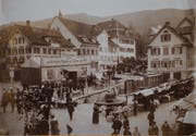 Im Jahr 1911 herrschte auf dem Jahrmarkt in Lichtensteig viel Trubel. Das Städtli war zu diese Zeit weit herum bekannt als Marktort, am wöchentlichen Viehmarkt wurden jeweils Hunderte Tiere veräussert. (Bild: PD)
