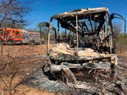 Vom Bus blieb nicht mehr viel übrig. Über vierzig Menschen kamen bei einer Explosion in Simbabwe ums Leben. (Bild: KEYSTONE/AP)