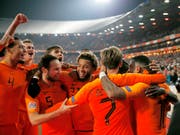 Die Niederländer bejubeln den Sieg über Weltmeister Frankreich (Bild: KEYSTONE/AP/PETER DEJONG)