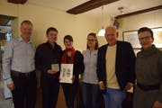 Marko Sauer und Katharina Breitenmoser mit der traditionellen Plakette und der Siegerurkunde, die ihnen von Wil Tourismus verliehen wurde.