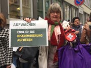 Mit Weckern versuchten Psychotherapeutinnen und -therapeuten am Freitag in Bern Gesundheitsminister Alain Berset an dessen Departementssitz symbolisch aufzuwecken. Zusammen mit drei Berufsverbänden forderten sie ein Ende der Diskriminierung ihres Berufsstands. (Bild: Therese Hänni, sda)