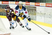 Daniel Vukovic (Genf) gegen Dennis Everberg (Zug). (Bild: Pascal Muller/freshfocus (Genf, 16. November 2018)