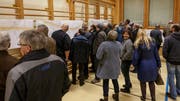 Die Besucher des Informationsabends zeigten grosses Interesse an den Details der geplanten flankierenden Massnahmen. (Bild: Sascha Erni)