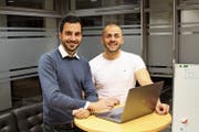 Raphael Hardegger (links) und Erol Kanik arbeiten oft am Abend und am Wochenende für ihr Start-up. (Bild: Chris Eggenberger)
