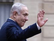 Er schielt nun auch auf das frei gewordene Amt des Verteidigungsministers: Israels Präsident Benjamin Netanjahu. (Bild: KEYSTONE/EPA/ETIENNE LAURENT)