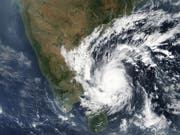 Der Wirbelsturm «Gaja» auf Satellitenbildern. Am Boden sorgte er für tödliche Unwetter mit mehreren Toten. (Bild: KEYSTONE/EPA NASA)