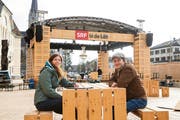 Die SRF-Mitarbeiter Karin Schafflützel und Martin Boner fieber der Sendung entgegen. (Bild: Daniel Schwendener)