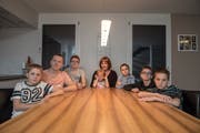 Die Familie Germann aus dem Luzerner Rottal. Von links: Gian (12), Iwan Germann (42), Lewin (16), Sina (3), Eveline Germann (42), Maik (7), Nico (15) und Tim (9). (Bild: Dominik Wunderli, 15. November 2018)