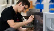 Arbeiter an einer Werkzeugmaschine bei Starrag. (Bild: PD)
