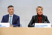 Der Nidwaldner Ständerat Hans Wicki und die St. Galler Ständerätin Karin Keller-Sutter an der Medienkonferenz nach der Nomination durch die FDP-Fraktion. (Bild: Peter Klaunzer/Keystone (16. November 2018))