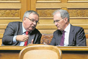Funktionäre und Nationalräte: Verbandspräsident Jean-François Rime (SVP/FR, links) und Direktor Hans-Ulrich Bigler (FDP/ZH). Bild: Anthony Anex/Keystone (Bern, 5. März 2018)