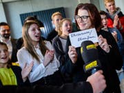 Annette Schwartzmanns, die Marketingleiterin des Langenscheidt-Verlags, präsentiert gemeinsam mit der Jury das «Jugendwort des Jahres» 2018. (Bild: Keystone/DPA/MATTHIAS BALK)