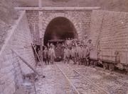 Am 15. Mai 1905 besuchte eine ständerätliche Kommission die Baustelle des Rickentunnels. Die Politiker wurden in Übergewänder gepackt, bevor sie die Arbeit anschauten. (Bild: PD)