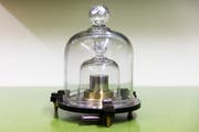 Das unter zwei Glashauben aufbewahrte Ur-Kilogramm der Schweiz, am Freitag, 16. November 2018 im Eidgenössischen Institut für Metrologie METAS in Köniz bei Bern. Das Ur-Kilogramm besteht aus Platiniridium, eine Legierung von 90 Prozent Platin und 10 Prozent Iridium. (Bild: Peter Klaunzer/Keystone)