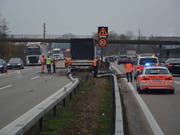 Ein Lastwagen mit Anhänger durchbrach in Oensingen SO die Mittelleitplanken der A1 und kam auf der Überholspur der Gegenfahrbahn zum stehen. (Bild: Handout Kantonspolizei Solothurn)