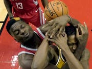 Clint Capela (links) hindert Golden States Alfonzo McKinnie am Abschluss (Bild: KEYSTONE/AP/DAVID J. PHILLIP)