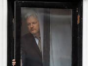 Julian Assange beim Balkon der Botschaft Ecuadors in London, in der er sich seit Jahren aufhält. (Bild: KEYSTONE/AP/KIRSTY WIGGLESWORTH)