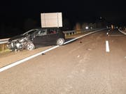 Beim Unfall auf der A4 bei Schaffhausen entstand an den Auto Totalschaden. (Bild: Schaffhauser Polizei)