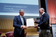 Matthias Michel (links) überreichte den Preis dem Gründer der Baarer Firma Marc Bolliger. (Bild: Stefan Kaiser (Zug, 14. November 2018))