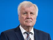 Legt sein Amt als CSU-Parteichef Mitte Januar 2019 ab: der deutsche Innenminister Horst Seehofer. (Bild: KEYSTONE/EPA/HAYOUNG JEON)