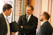 Unterhalten sich am Rande des Thurgauer Gewerbeforums: Gewerbepräsident und Nationalrat Hansjörg Brunner, Fritz Tanner, Datenschutzbeauftragter des Kantons Thurgau, und Thomas Weihrich, Inhaber der Weihrich Informatik GmbH. (Bild: Martin Sinzig)
