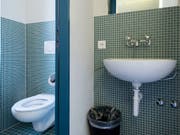 Eine Toilette zu Hause ist ein Luxus. Laut einer neuen Studie müssen 2,4 Milliarden Menschen weltweit ohne auskommen. (Bild: KEYSTONE/CHRISTIAN BEUTLER)