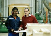Bei Franz Schmidiger arbeitet Michael Ghebrengius aus Eritrea. Der junge Flüchtling absolviert eine Vorlehre im Schreinerbetrieb. (Bild: Stefan Kaiser, Baar, 15. November 2018)