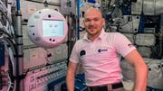 Astronaut Alexander Gerst zusammen mit Roboter Cimon. (Bild: DLR)