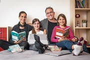 Familie Gloor: Mutter Tiziana, Leandra, Sascha und Selina. (Bild: Hanspeter Schiess)