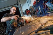 Michael Regli arbeitet in seiner Werkstatt an der nächsten Stahlskulptur. (Bild: Boris Bürgisser (Schattdorf, 16. November 2018))