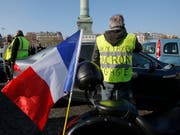 Die Demonstranten nennen sich «Gilets Jaunes». Mehr als 2000 Protestaktionen gab es offiziellen Angaben zufolge, so auch hier auf der Place de la Bastille in Paris. (Bild: KEYSTONE/AP/MICHEL EULER)