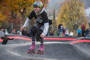 Eine Rollschuhfahrerin testet die neue Pumptrack-Anlage beim Schulhaus Wartegg. (Bild: Dominik Wunderli, Luzern, 17. November 2018)