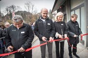 Die Mühleggbahn wird feierlich wieder dem Betrieb übergeben (von rechts): Stadtrat Peter Jans, Barbara Deuber vom Quartierverein Gallusplatz, Mühleggbahn-Verwaltungsratspräsident Philip Schneider und Reto Rusterholz vom Förderverein durchschneiden das rote Band. Mit von der Partie, aber nur unten im Bild: Andy Rechberger vom Quartierverein St.Georgen. (Bilder: Ralph Ribi)