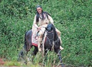 Winnetou reitet auch nächstes Jahr wieder - und muss als Gefangener um sein Leben kämpfen. (Bild: Romano Cuonz (Engelberg, 6. Juli 2018))