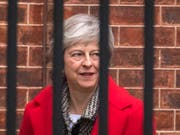 Eingesperrt im selbstgemachten Brexit-Käfig ohne Alternative: so sehen Kritiker die britische Premierministerin Theresa May derzeit. (Bild: KEYSTONE/AP PA/DOMINIC LIPINSKI)