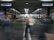 Mit Ausnahme der Zentralbahn fahren am Wochenende wegen Bauarbeiten keine Züge von und nach Luzern. Im Einsatz stehen zahlreiche Ersatzbusse. (Bild: KEYSTONE/URS FLUEELER)