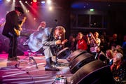 Auch sitzend liess Johnny Tucker im Casino den Funken springen. (Bild: Philipp Schmidli, 17. November 2018)