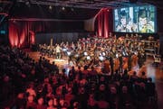 Stadtmusik und Stadtorchester spielen die Mary-Poppins-Filmmusik, im Hintergrund läuft der Streifen. (Bild: Reto Martin)