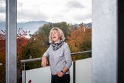 Lis Hunkeler auf dem Balkon ihrer Wohnung in Meggen. (Bild: Roger Grütter, 6. November 2018)