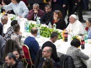 Papst Franziskus (2. von rechts) nahm nach der Messe mit Bedürftigen eine Mahlzeit ein. (Bild: KEYSTONE/EPA ANSA/ANGELO CARCONI)