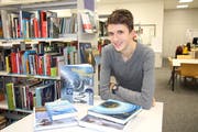 Literatur zur Meteorologie half Tim Furrer, den Einfluss des Wetters auf das Schwemmholz in Uri zu analysieren. (Bild: Remo Infanger, 16. November 2018)
