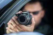 Mittels Überwachung stellte die IV fest, dass ein Mann «stets professionell, souverän, vital und selbstsicher» einen grossen Anlass moderierte. (Bild: Ennio Leanza/Keystone)