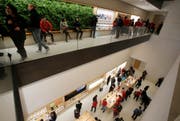Kunden strömen in den neuen Apple-Laden auf den Champs-Elysées in Paris. (Bild: Michel Euler/AP, 18. November 2018)