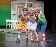 Seppel (Tobias Graupner), Kasper (Fabian Müller) und die muntere Grossmutter (Anja Tobler) hecken Pläne aus. (Bild: Jos Schmid)